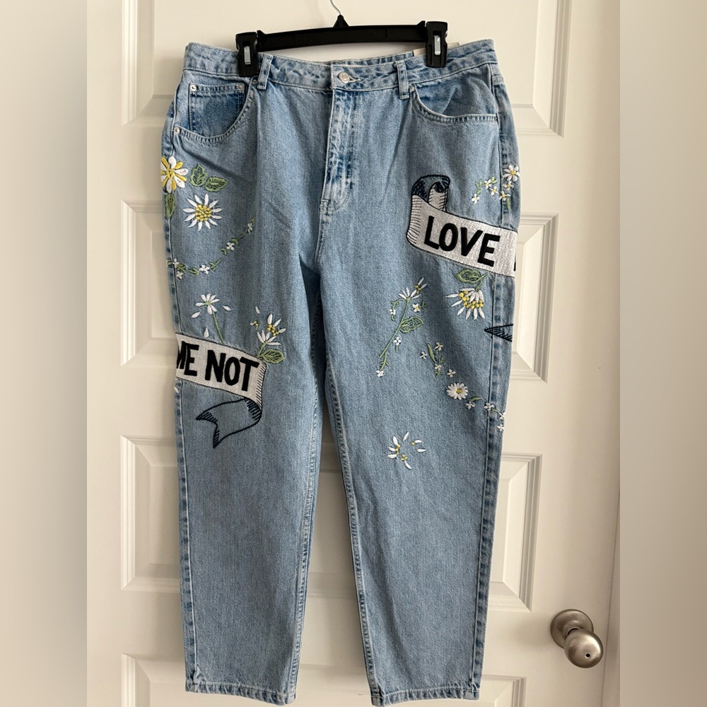NWT Top Shop Moto mom Light Blue Denim Jeans with embroidered detail